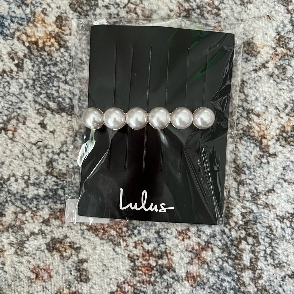 Lulu’s Pearl/Gold Hair Clip
